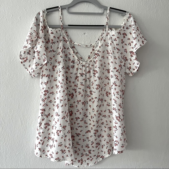 Beautiful Spring/Summer Blouse 🌸 - Picture 1 of 3